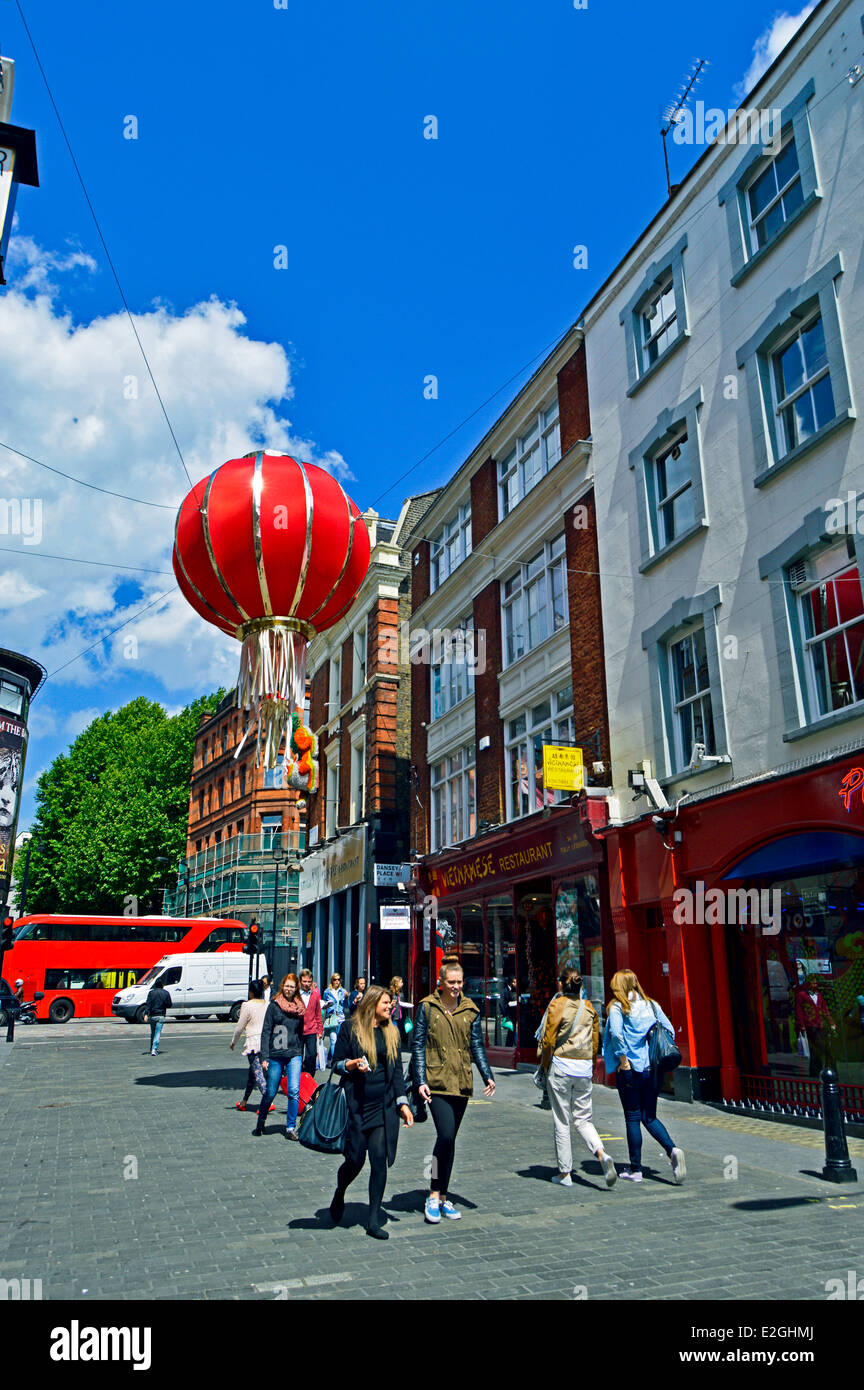 Ansicht von Chinatown zeigt ausgesetzt große Laterne, West End, City of Westminster, London, England, Vereinigtes Königreich Stockfoto