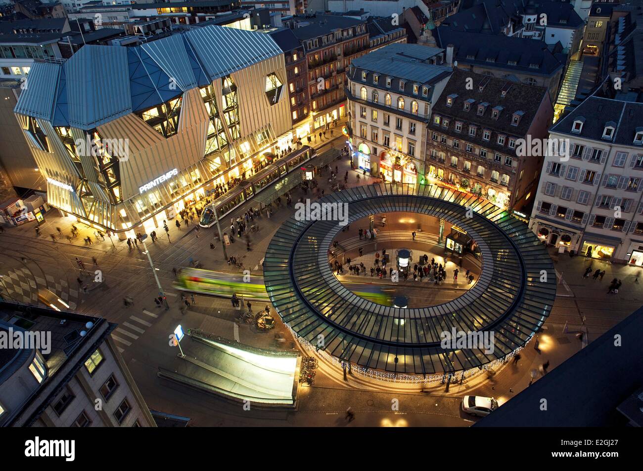 Frankreich-Bas-Rhin Straßburg Altstadt Weltkulturerbe von UNESCO Homme de Fer (Ironman) vor modernisierten Printemps Kaufhaus Zentrum des Treffens der Linien der Straßenbahnen (Straßenbahn) Stockfoto