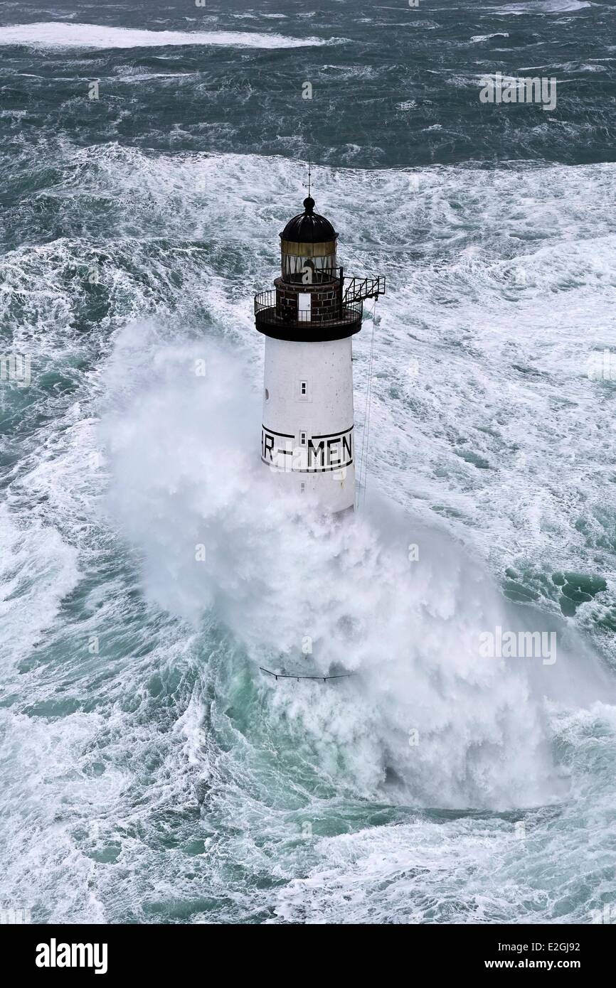 Frankreich Finistere Iroise Meer Iles du Ponant Parc Naturel Regional d'Armorique (Armorica regionalen Naturpark) Ile de Sein Chaussee de Sein Ar Men Leuchtturm im Sturm Ruth 8. Februar 2014 (Luftbild) Stockfoto