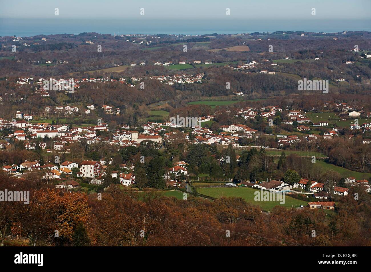 Frankreich Pyrenäen Atlantiques Baskenland Blick auf Ascain Dorf während Rhune Bergbesteigung Stockfoto