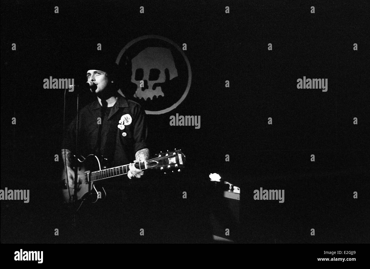 Oakland, Kalifornien, USA. 18. Juni 2014. Green Day Billie spielt eine Show mit seinem Sohn Joey Armstrong und Jason White, ein Touring-Mitglied von Green Day. Geht durch den Namen Two and a Half Men, die Band spielte eine unangekündigte Show in Oakland, Kalifornien-Plattenladen 1-2-3-4 gehen! Sie spielten eine Reihe von Green Day Songs sowie Songs von Pinhead Gunpowder, ein weiterer Band Billie und Jason White spielen zusammen Zoll © Mark Murrmann/ZUMAPRESS.com/Alamy Live News Stockfoto