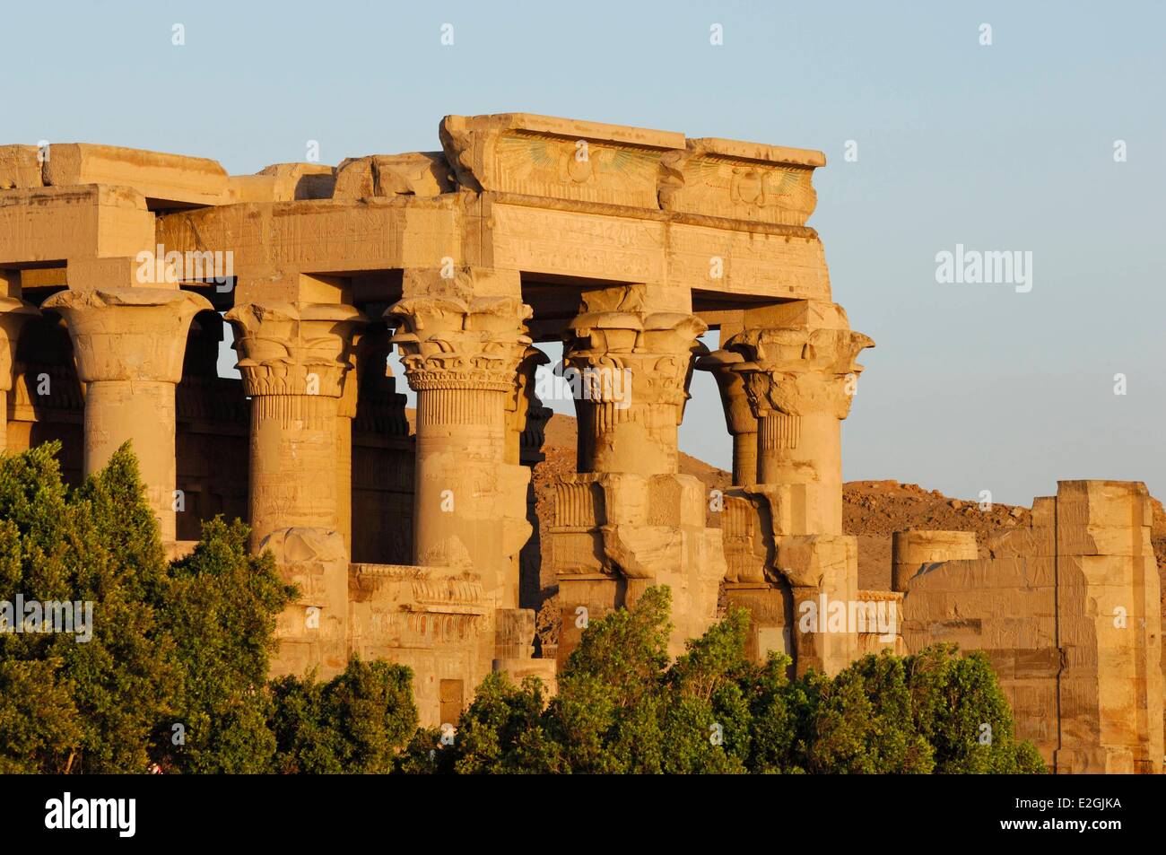 Ägypten Oberägypten Kom Ombo Tempel zwei Göttern geweiht: Falcon Gott Haroeris oder Horus alt und Krokodil Gott Sobek Außenansicht bei Sonnenuntergang Stockfoto