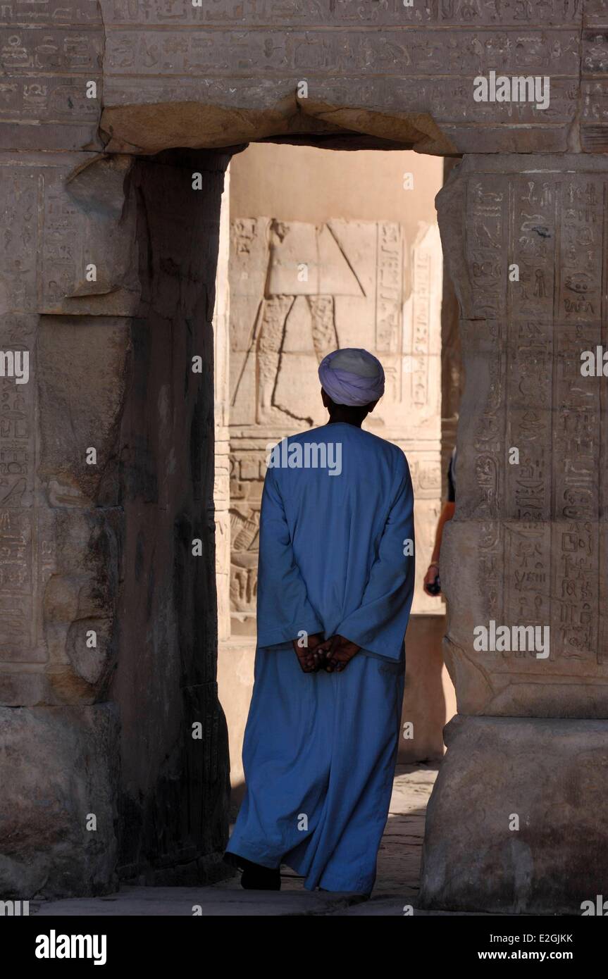 Ägypten Oberägypten Kom Ombo Tempel zwei Göttern geweiht: Falcon Gott Haroeris oder Horus alt und Krokodil Gott Sobek führen hinter in einer Passage Stockfoto