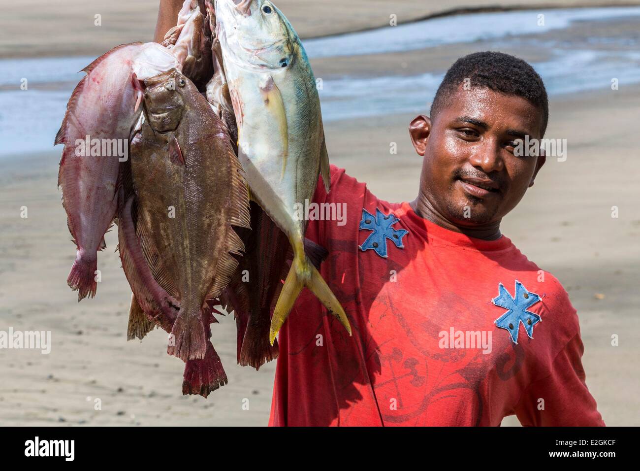 Panama Veraguas Provinz Chiriqui Golf Santa Catalina Fischer mit seinem Fang des Tages Stockfoto