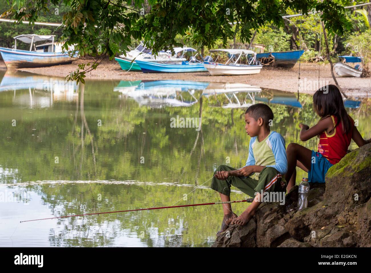Panama Veraguas Provinz Golf von Chiriquí Santa Catalina Kinder Angeln in der Nähe von port Stockfoto