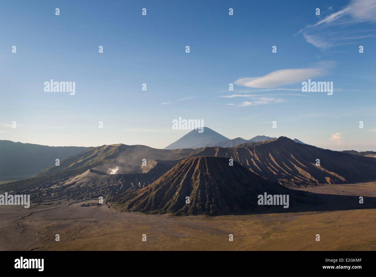 Indonesien Java Insel Ost-Java Provinz Bromo Tengger Semeru Nationalpark Mount Bromo (2329m) und Mount Semeru (3676m) Stockfoto