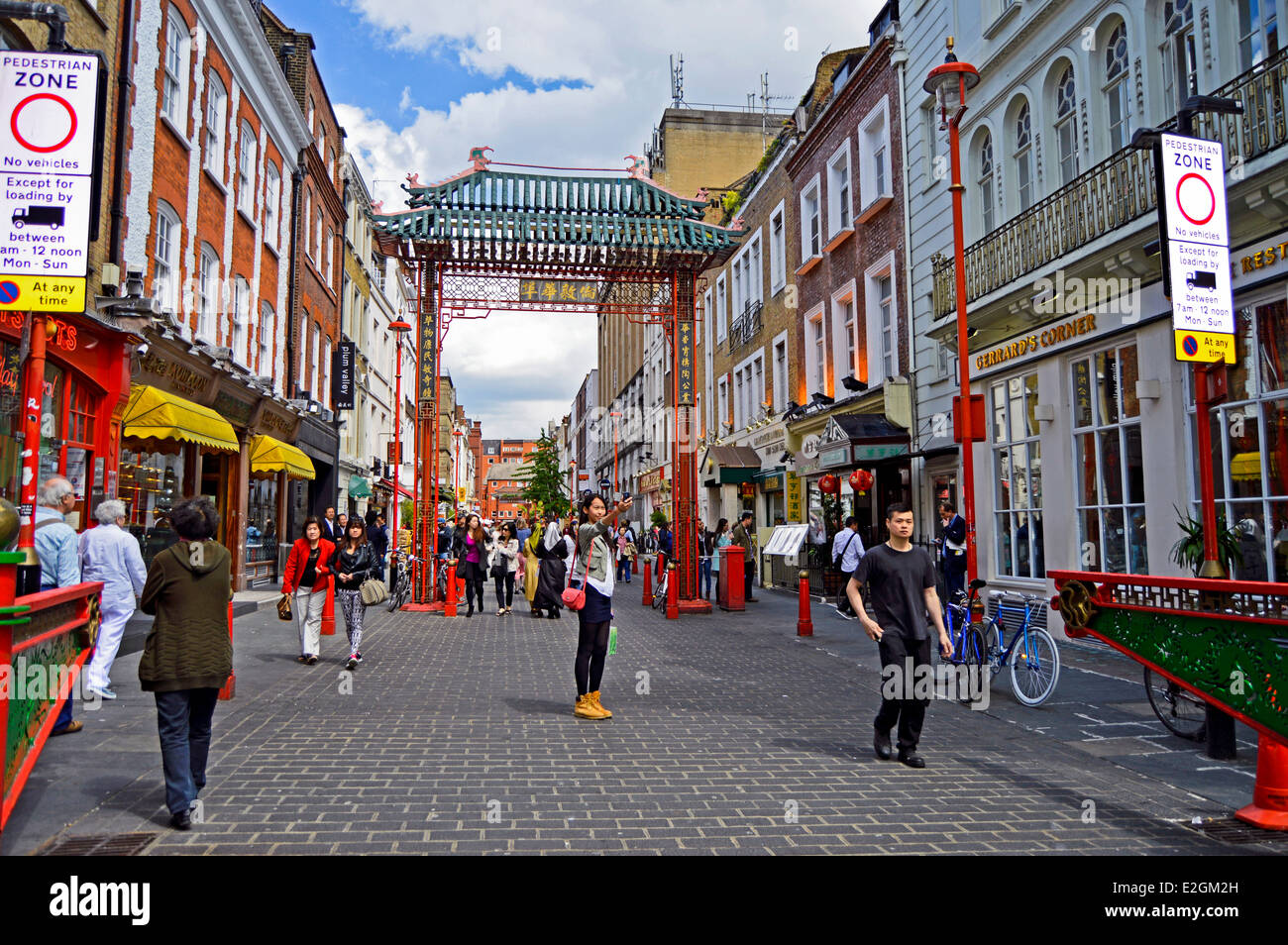 Ecke von Gerrard Street, Chinatown, West End, London, England, Vereinigtes Königreich Stockfoto