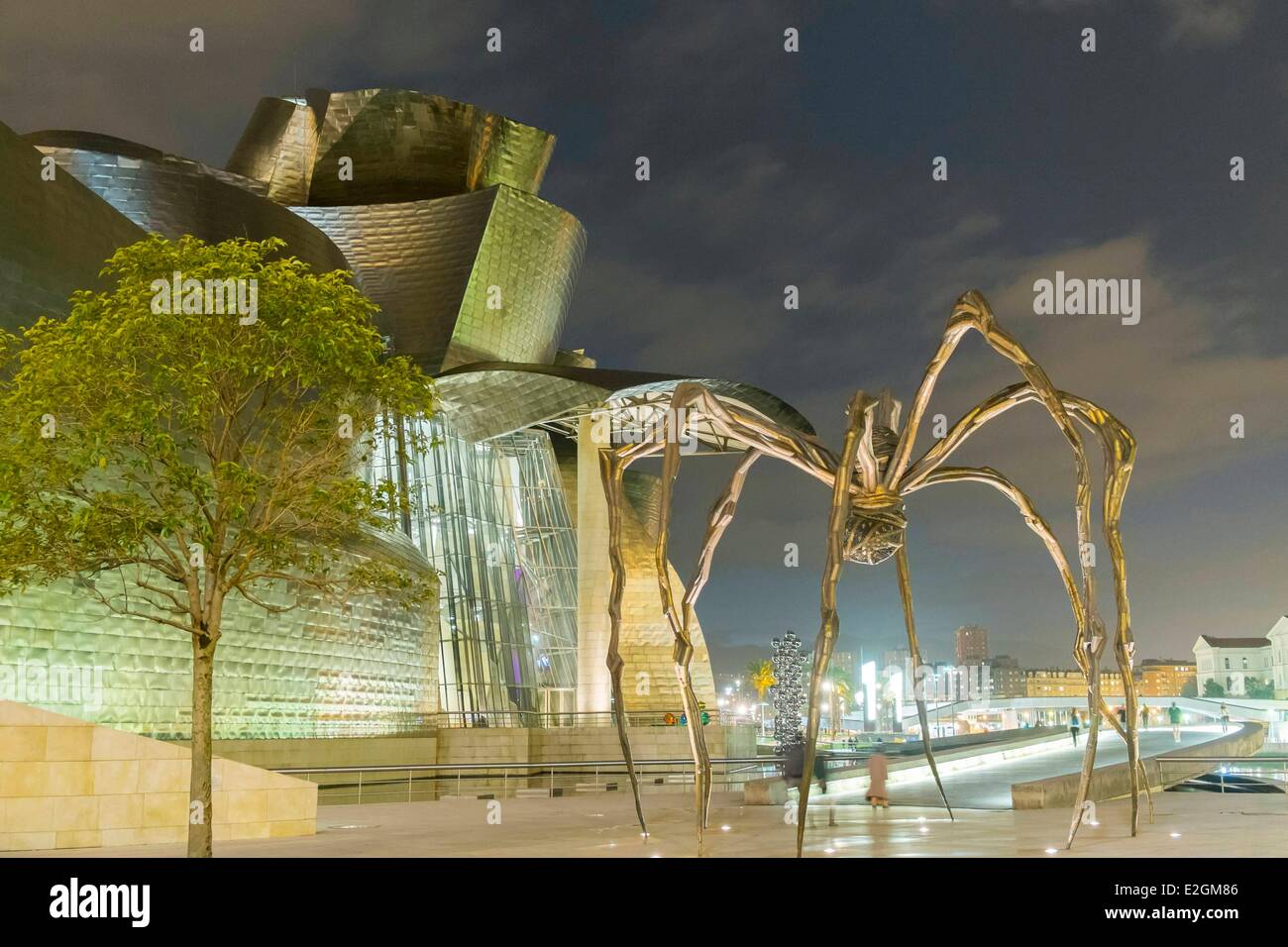 Spanien baskische Land Region Vizcaya Provinz Bilbao Guggenheim Museum des Architekten Frank Gehry und Spinne Skulptur von Louise Bourgeois geformt mit dem Titel Maman (Mum) Stockfoto