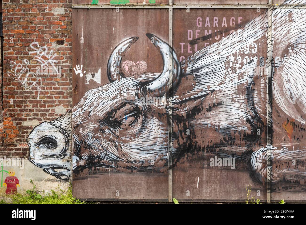 Belgien, Antwerpen Provinz, Doel, Graffiti und Street Art an den Fassaden der verlassenen Häuser Stockfoto