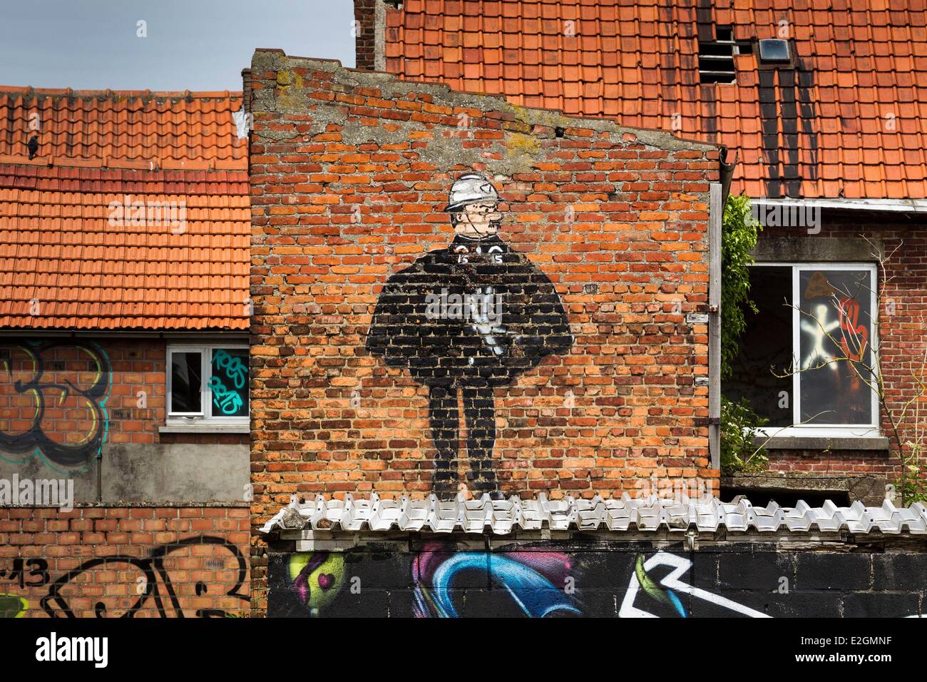 Belgien, Antwerpen Provinz, Doel, Graffiti und Street Art an den Fassaden der verlassenen Häuser Stockfoto