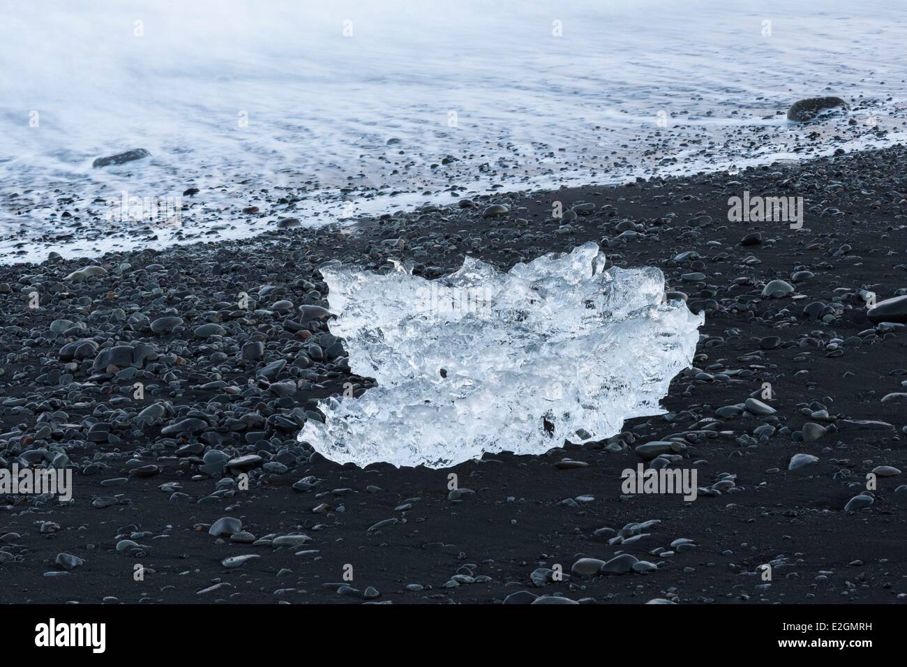 Island Austurland Breidhamerkursandur Eis Brocken Breidamerkurjokull Gletscher transportiert durch Gezeiten-Bewegung ins offene Meer entlang der isländischen Südküste Stockfoto