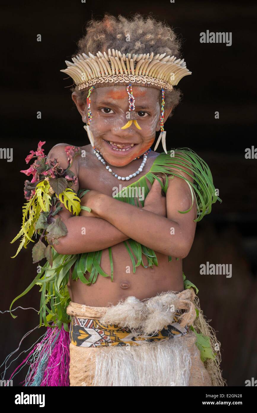 Papua-Neu-Guinea Neubritannien Insel West New Britain Provinz Cap Gloucester Bezirk Kimbe Bereich Rilmen Dorf Kind tanzen während einer traditionellen Zeremonie Stockfoto