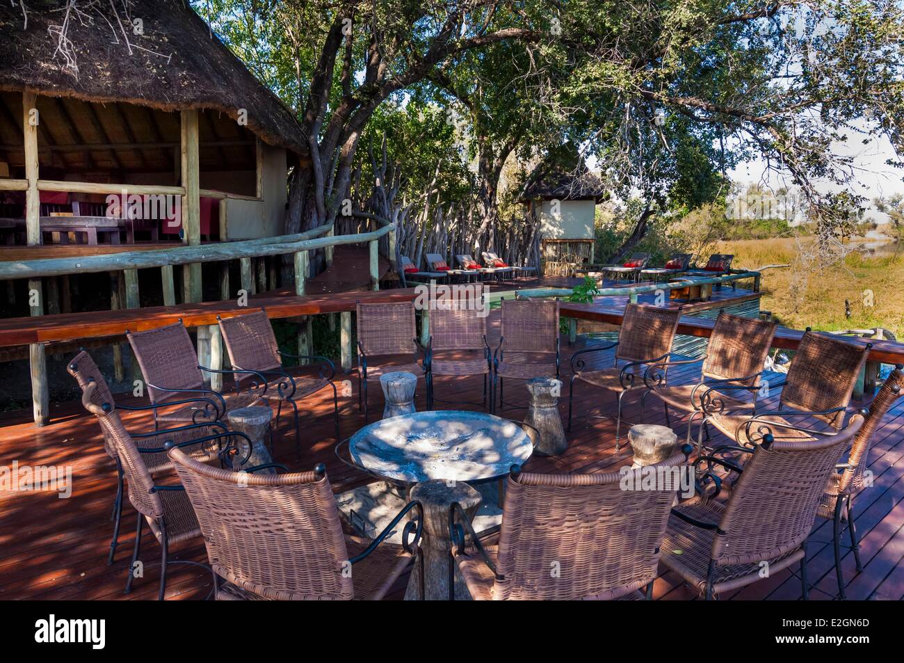 Botswana North West District Okavango Delta Linyanti Reserve Savuti Lodge Deck und Rezeption lounge Stockfoto