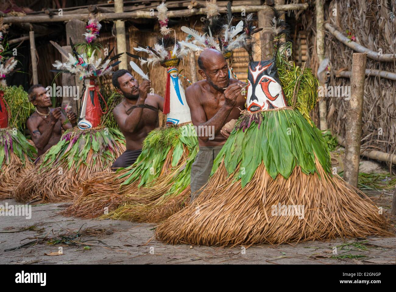 Papua-Neu-Guinea Neubritannien Insel West New Britain Provinz Flugplatz Bezirk Kimbe Bereich Kapo Insel Männer Vorbereitung geheime Masken innerhalb houseman Stockfoto