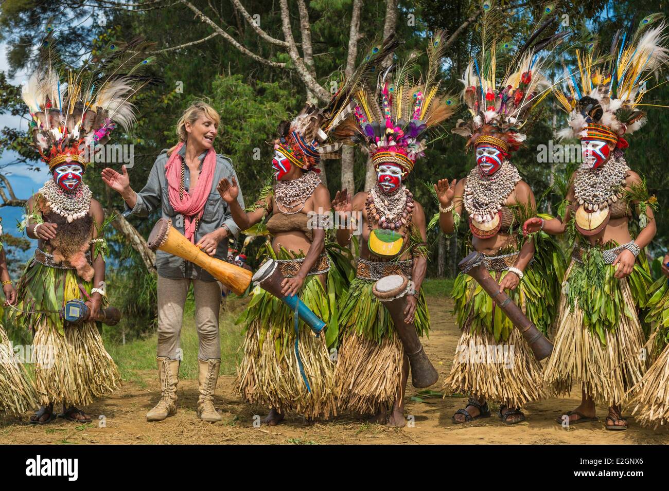 Papua-Neu-Guinea Western Highlands Provinz Waghi Tal Mount Hagen Region Paia Ecke Explorer Franτoise Spiekermeier tanzen mit Frauen des Stammes der Kussumb Essemb Stockfoto