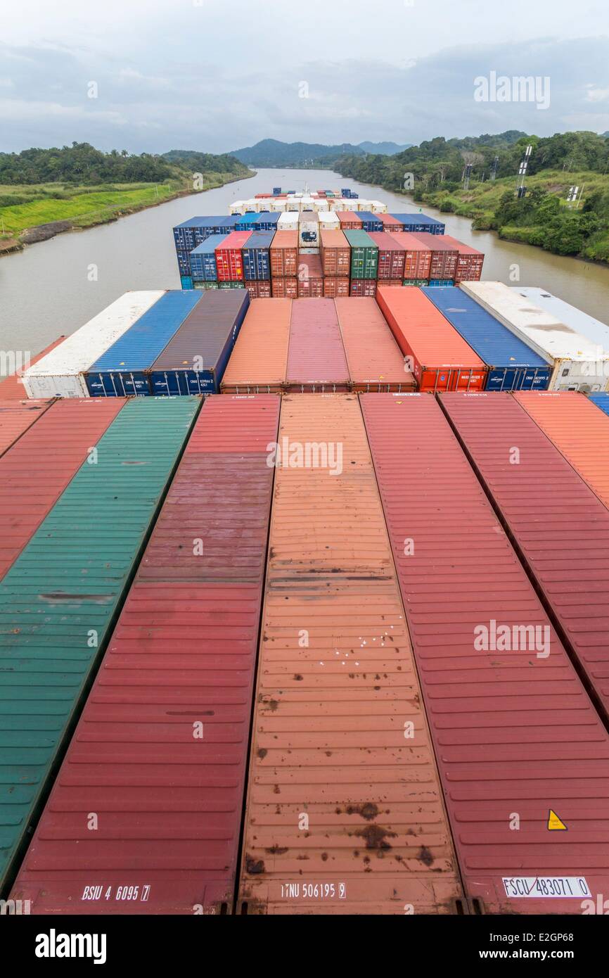 Panama-Panama-Kanal-Boot CGM CGM Alcazar, gebaut im Jahr 2007 und mit einer Kapazität von ca. 5000 Container mit Kreuzung Kanal in zehn Stunden Stockfoto