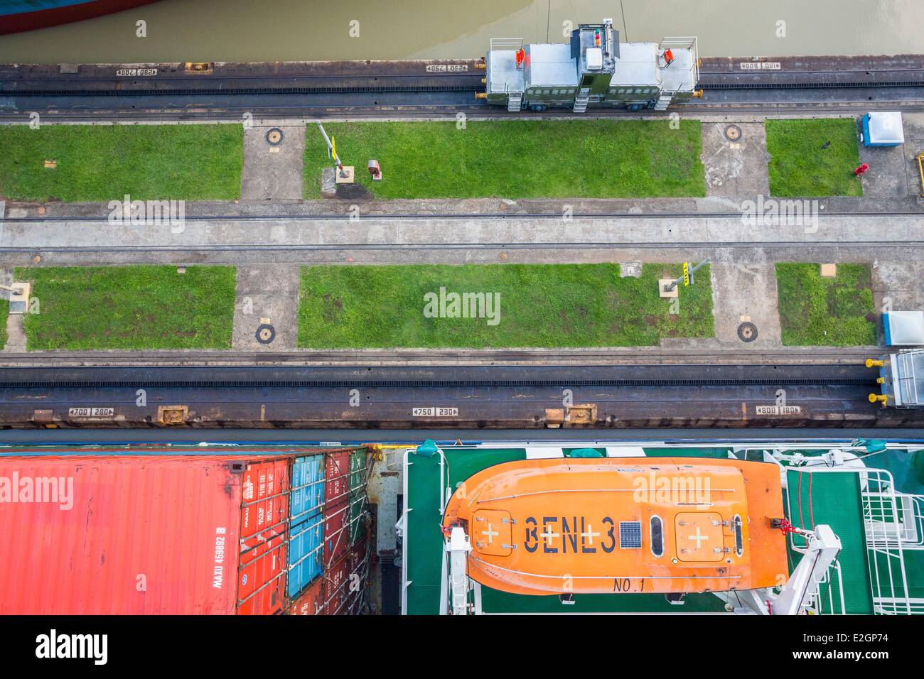 Panama Panama-Kanal Miraflores-Schleusen vollendet 1913 Boot CGM CGM Alcazar gebaut im Jahr 2007 und mit einer Kapazität von ca. 5000 Container mit Kreuzung Kanal in zehn Stunden selbstfahrende Elektrolokomotive genannt mule Stockfoto