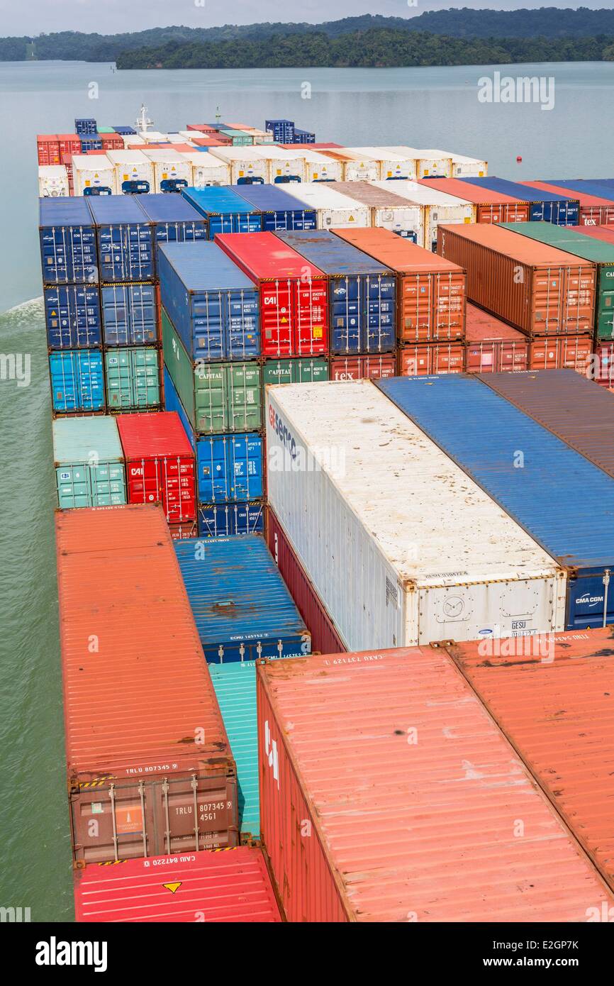 Panama Panama-Kanal Gatunsee Boot CGM CGM Alcazar, gebaut im Jahr 2007 und mit einer Kapazität von ca. 5000 Container mit Kreuzung Kanal in zehn Stunden Stockfoto