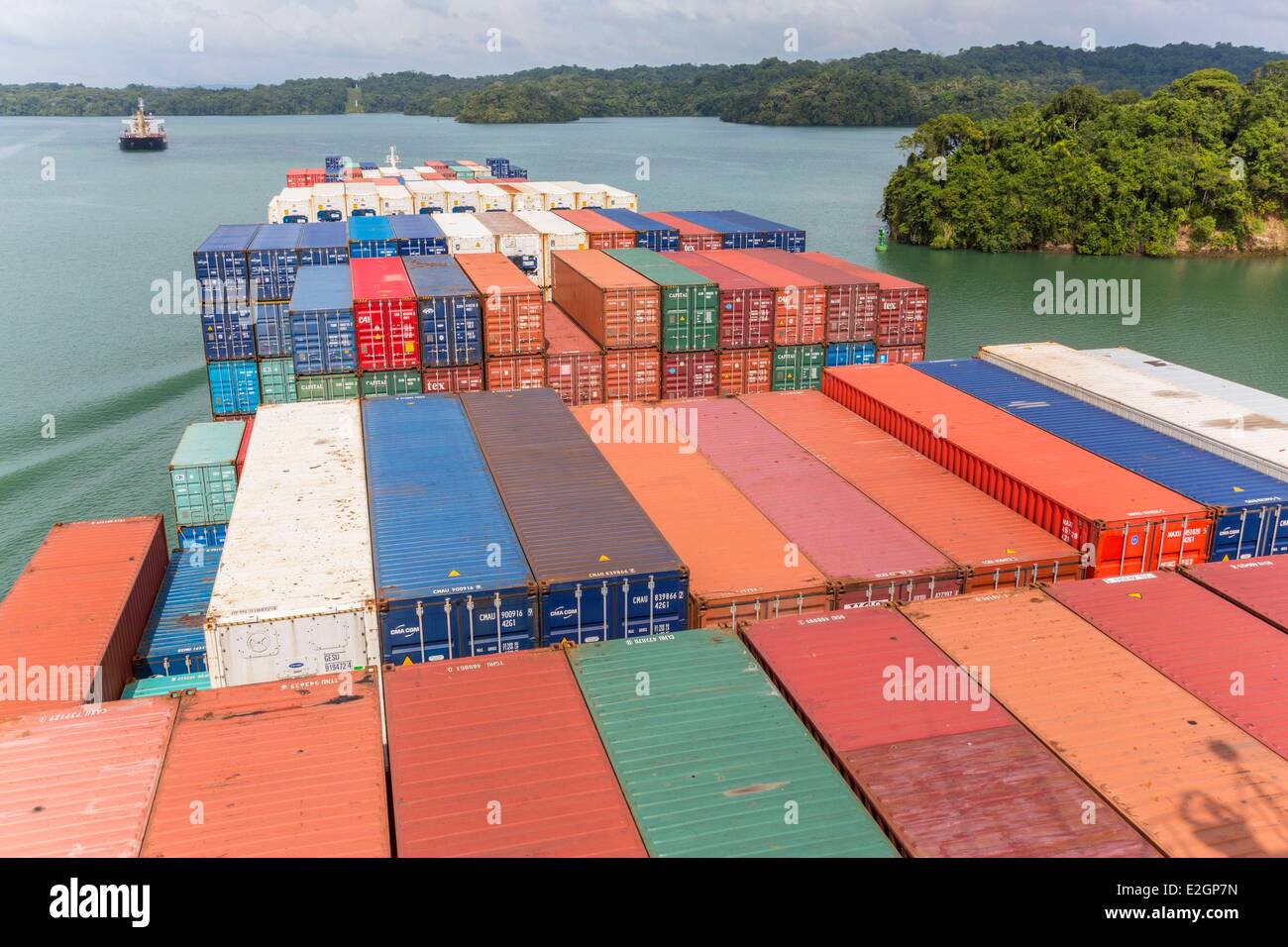 Panama Panama-Kanal Gatunsee Boot CGM CGM Alcazar, gebaut im Jahr 2007 und mit einer Kapazität von ca. 5000 Container mit Kreuzung Kanal in zehn Stunden Stockfoto