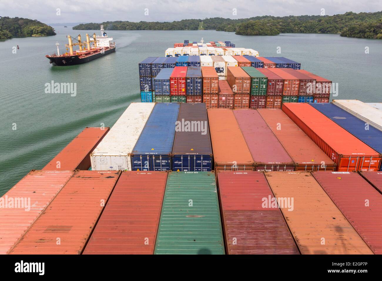 Panama Panama-Kanal Gatunsee Boot CGM CGM Alcazar, gebaut im Jahr 2007 und mit einer Kapazität von ca. 5000 Container mit Kreuzung Kanal in zehn Stunden Stockfoto