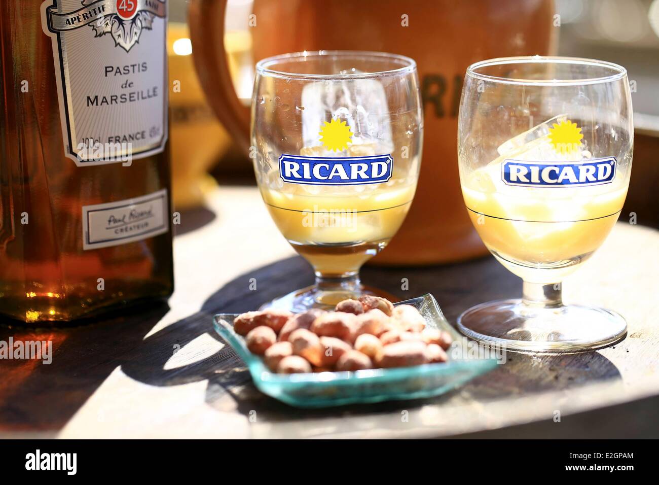 Bouches du Rhone in Frankreich Marseille 2013 Europäische Hauptstadt der Kultur alten Hafen Quai du Port Marseille Cagole Shop Ricard pastis Stockfoto