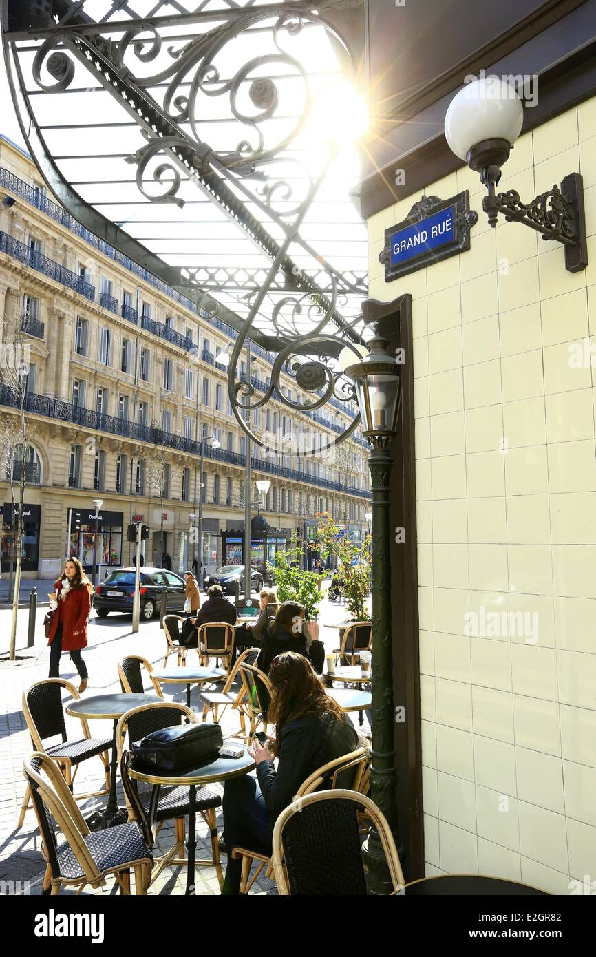 Bouches du Rhone in Frankreich Marseille Kulturhauptstadt 2013 Euromediterranee Bereich Kulturbezirk Republik Republik Street Starbucks Kaffee im Vordergrund Stockfoto