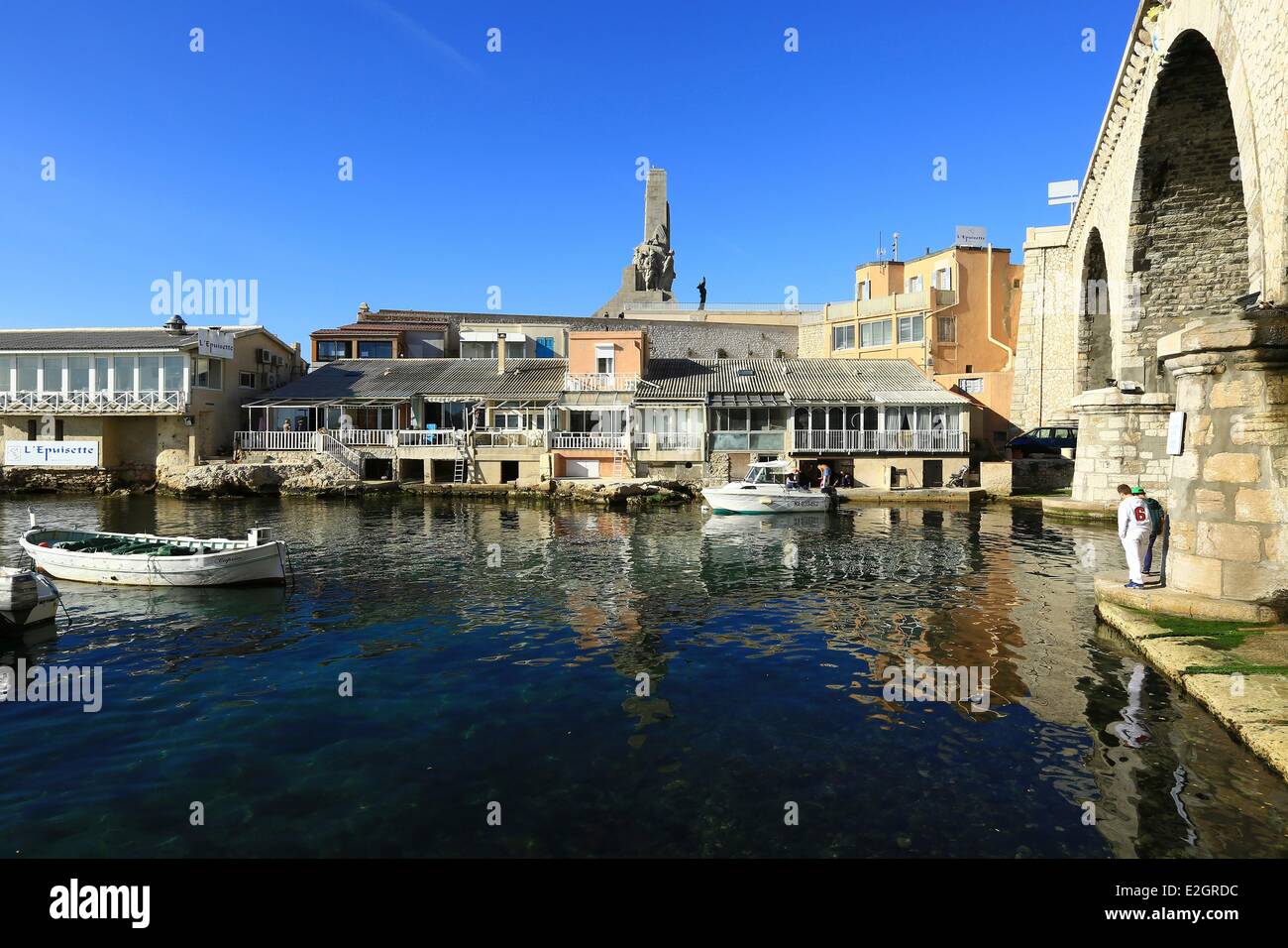 Bouches du Rhone in Frankreich Marseille europäische Hauptstadt der Kultur 2013 Vallon des Auffes Restaurant Netze und Denkmal der östlichen Armee im Hintergrund Stockfoto