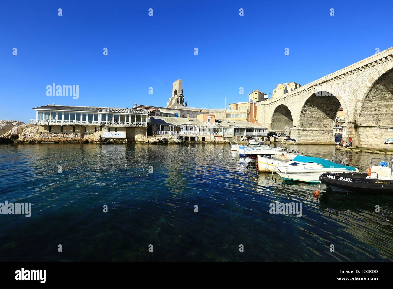 Bouches du Rhone in Frankreich Marseille europäische Hauptstadt der Kultur 2013 Vallon des Auffes Restaurant Netze und Denkmal der östlichen Armee im Hintergrund Stockfoto