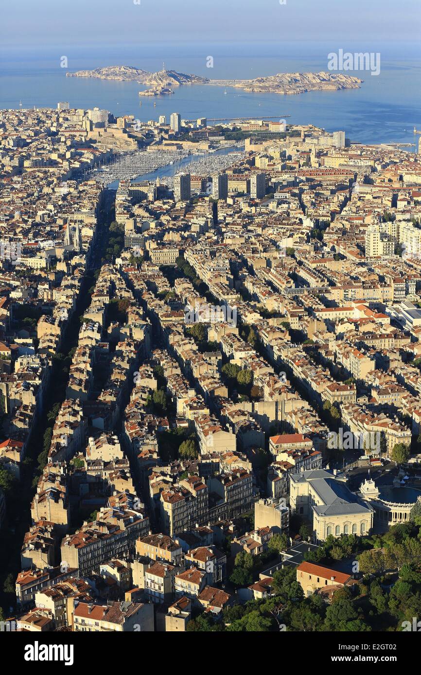 Bouches du Rhone in Frankreich Marseille europäische Hauptstadt der Kultur 2013 Longchamp und Boulevard De La Liberation Vieux Port und Archipel von Inseln von Friaul im Hintergrund (Luftbild) Stockfoto