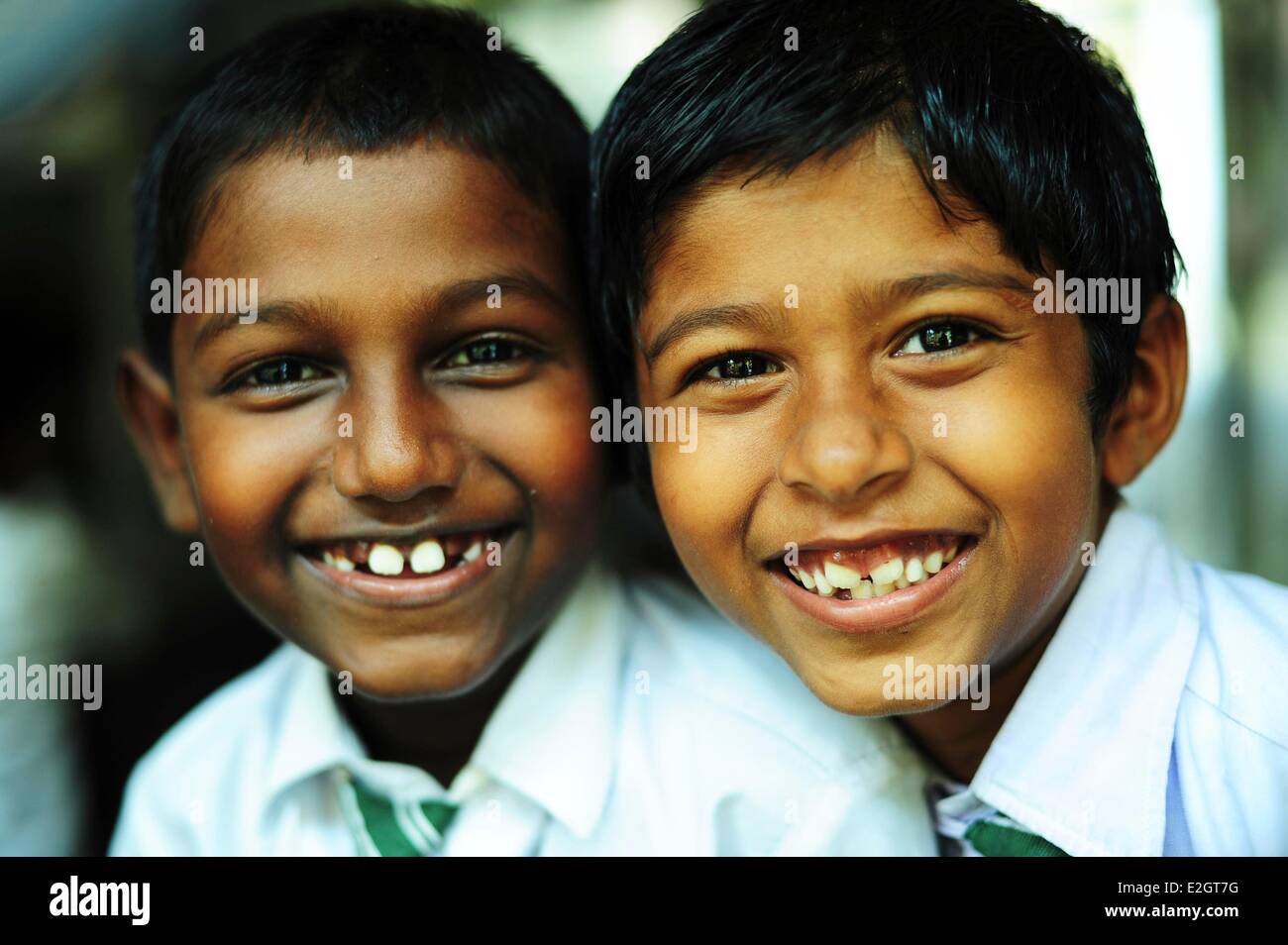 Indien-Andamanen Havelock Porträt der Schuljungen umarmt Stockfoto