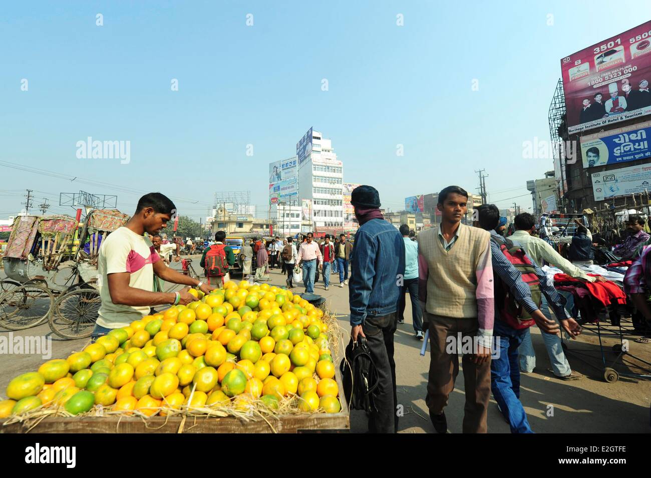 Indien Bihar Zustand Patna überfüllt Straßenszene mit orange Verkäufer Stockfoto