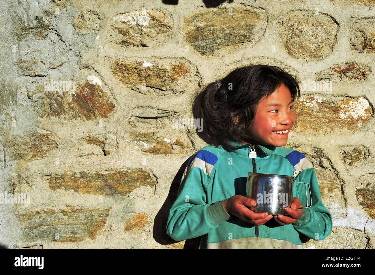 Indien-Westbengal Zustand Singalila Nationalpark Tonglu lächelndes Mädchen mit Glas Wasser Stockfoto