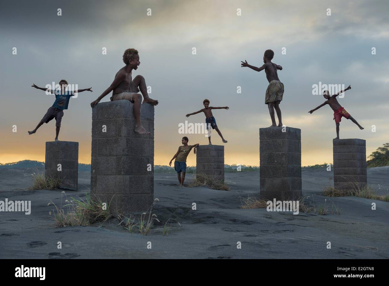 Papua-Neu-Guinea Bismarck-Archipel Gazelle-Halbinsel Neubritannien Insel East New Britain Provinz Kinder Rabaul in Schutt und Asche vor Vulkan Tavurvur spielen Stockfoto