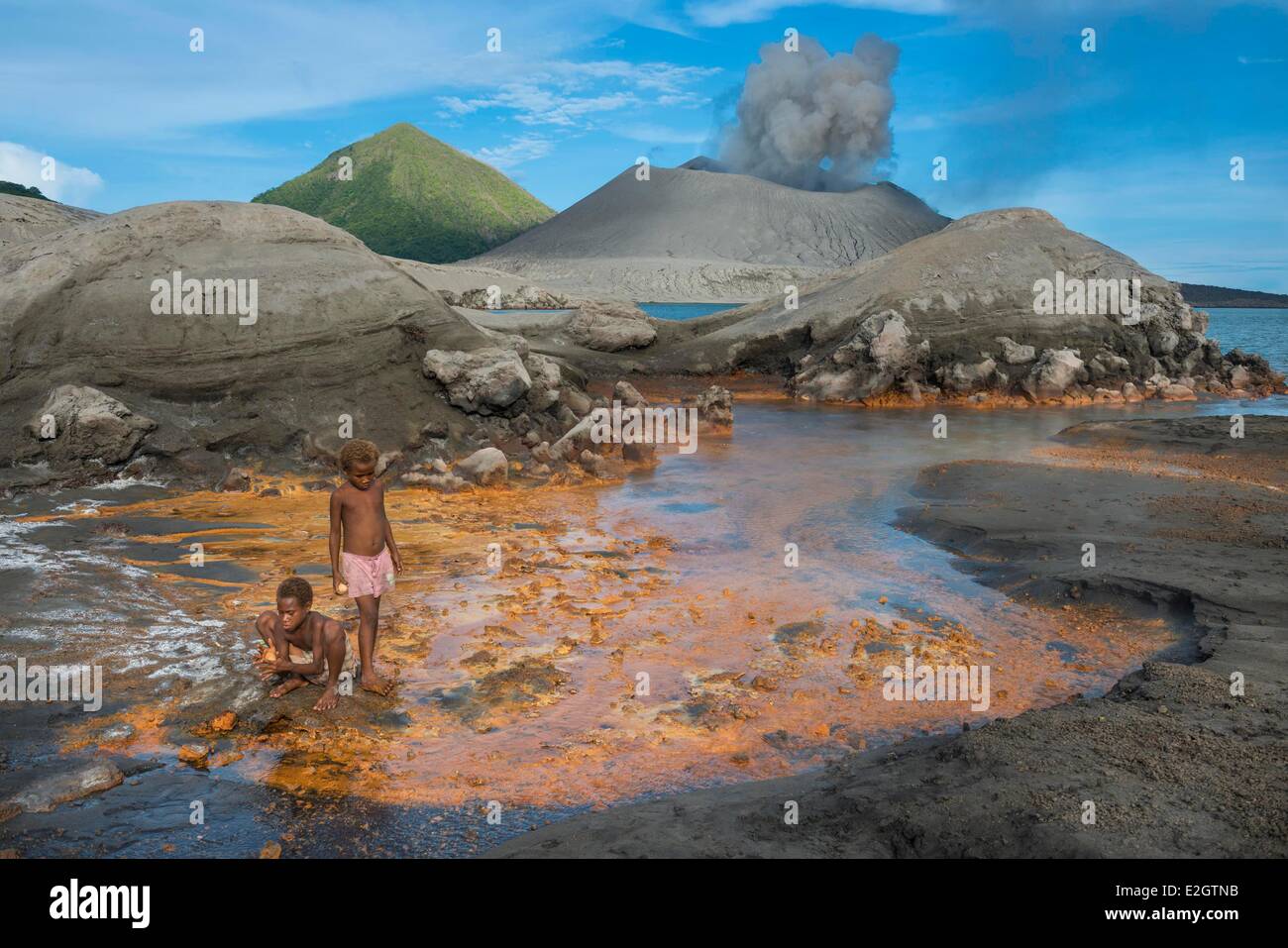 Papua-Neu-Guinea Bismarck-Archipel Gazelle-Halbinsel Neubritannien Insel East New Britain Provinz Kinder Rabaul Kochen von Eiern in heißen Quellen vor Vulkan Tavurvur Stockfoto