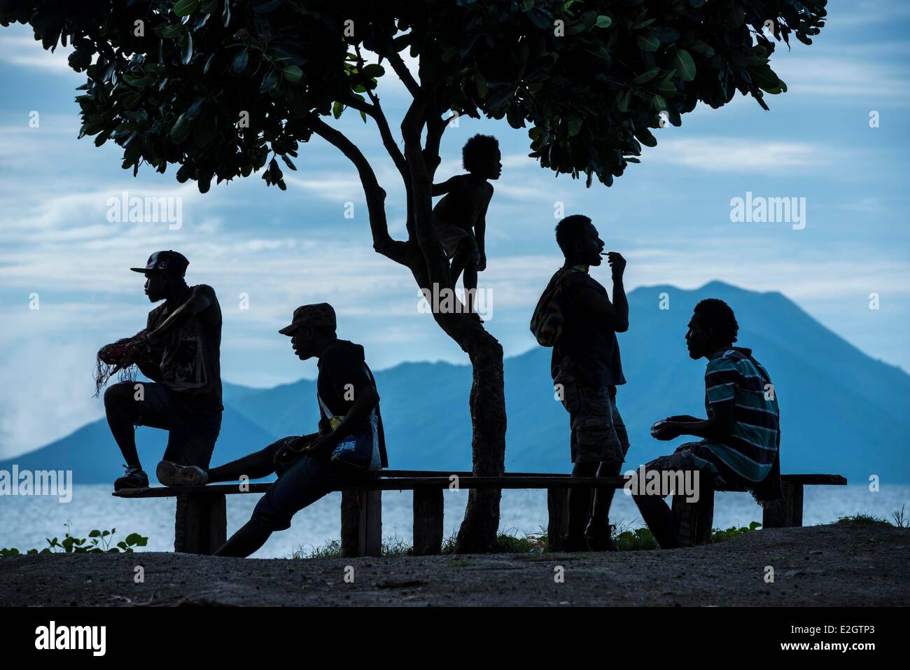 Papua-Neu-Guinea Bismarck-Archipel Gazelle-Halbinsel Neubritannien Insel East New Britain Provinz Rabaul Kokopo eine Front der Vulkane Tuvurvur Turanguan Tovanumbatir und Rabalanakaia Stockfoto