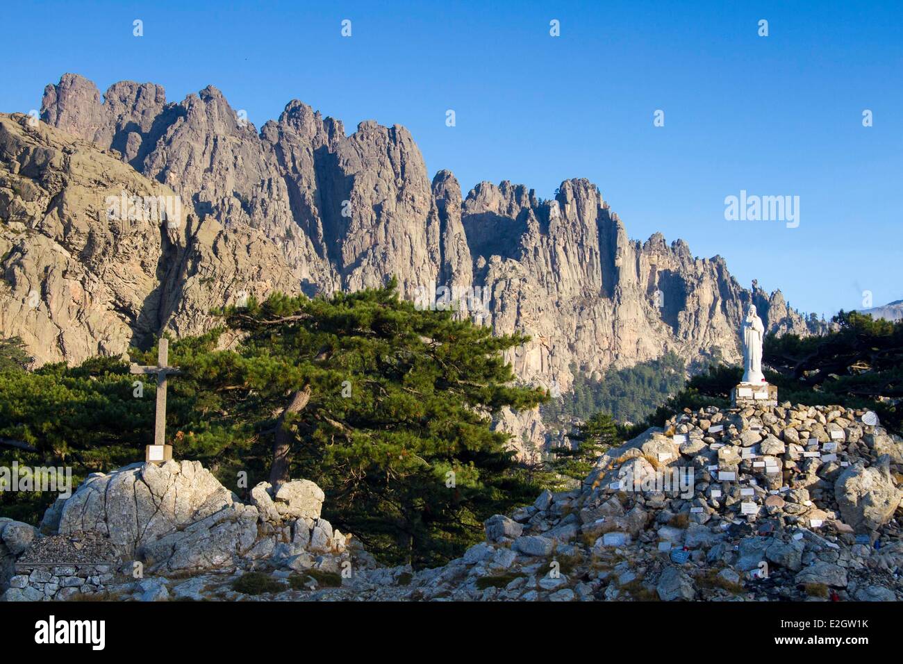 Frankreich Corse du Sud Alta Rocca Zonza Aiguilles de Bavella Bavella Pass Notre Dame des Neiges Statue Stockfoto