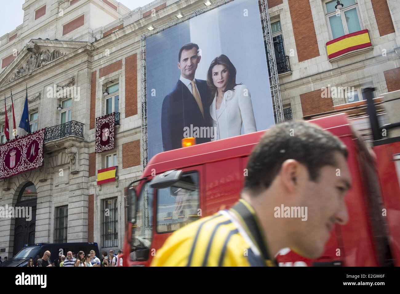 Madrid, Spanien. 19. Juni 2014. Am 19. Juni wurde er als der neue König von Spanien, Prinz Felipe VI gekrönt. Nach der Abdankung von Juan Carlos i. von Spanien seinem Sohn gelingt der spanischen Krone. Menge von Bürgern und Touristen besuchten die Veranstaltung am Palacio de Oriente. 19. Juni 2014. Bildnachweis: Nacho Guadano/ZUMA Wire/ZUMAPRESS.com/Alamy Live-Nachrichten Stockfoto