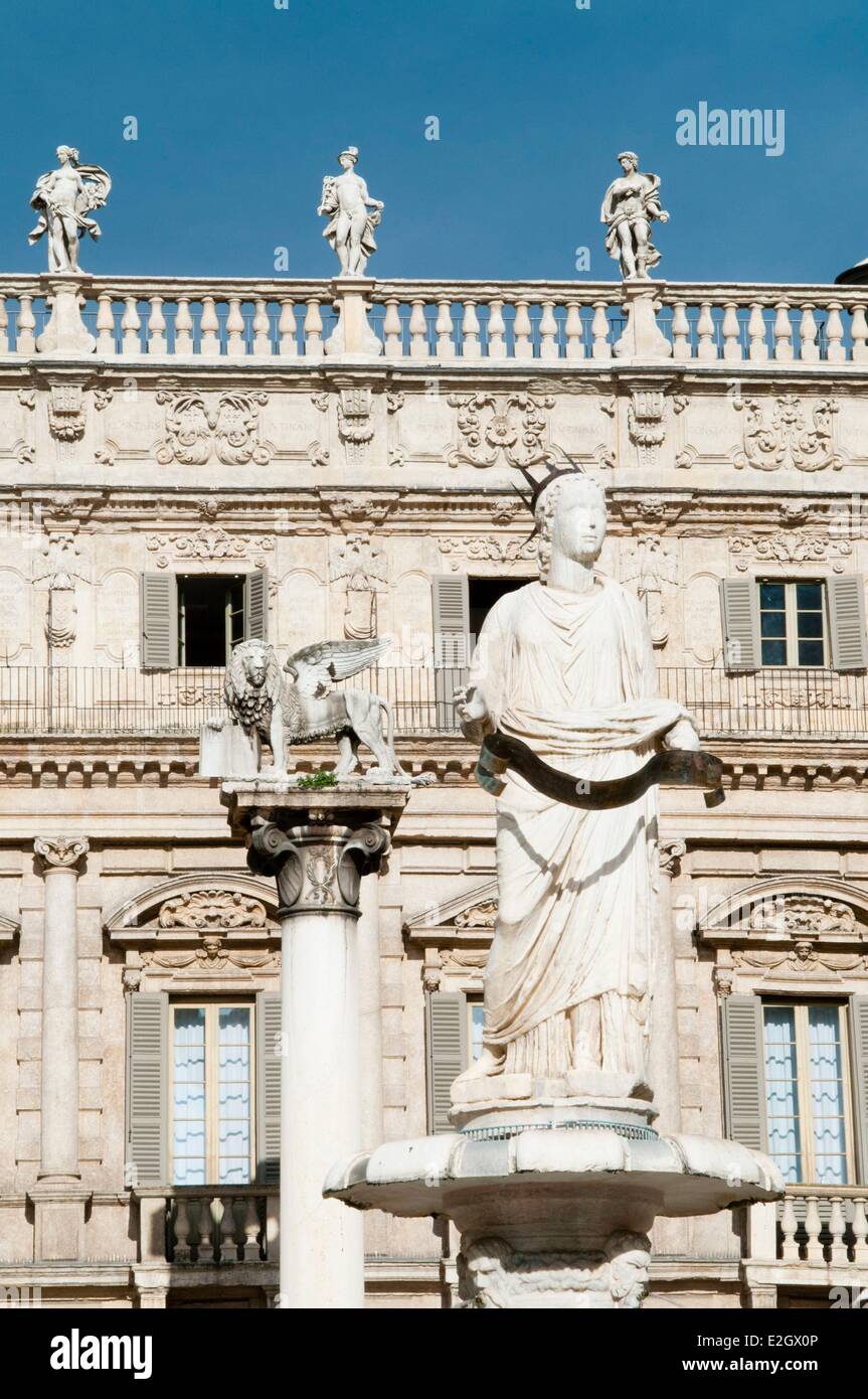 Italien-Veneto-Verona Weltkulturerbe von UNESCO Piazza Delle Erbe Maffei Palast Statue der Madonna Verona venezianischen Löwen von San Marco Stockfoto