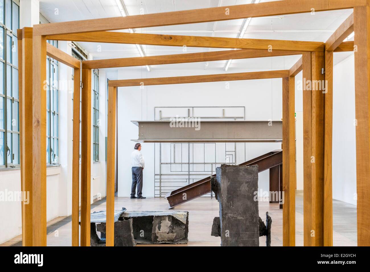 Schweiz Genf Museum für moderne und zeitgenössische Kunst (MAMCO) eröffnete 1994 Skulpturen von Wade Guyton Pierre Vadi Robert Morris und Rittener Stockfoto