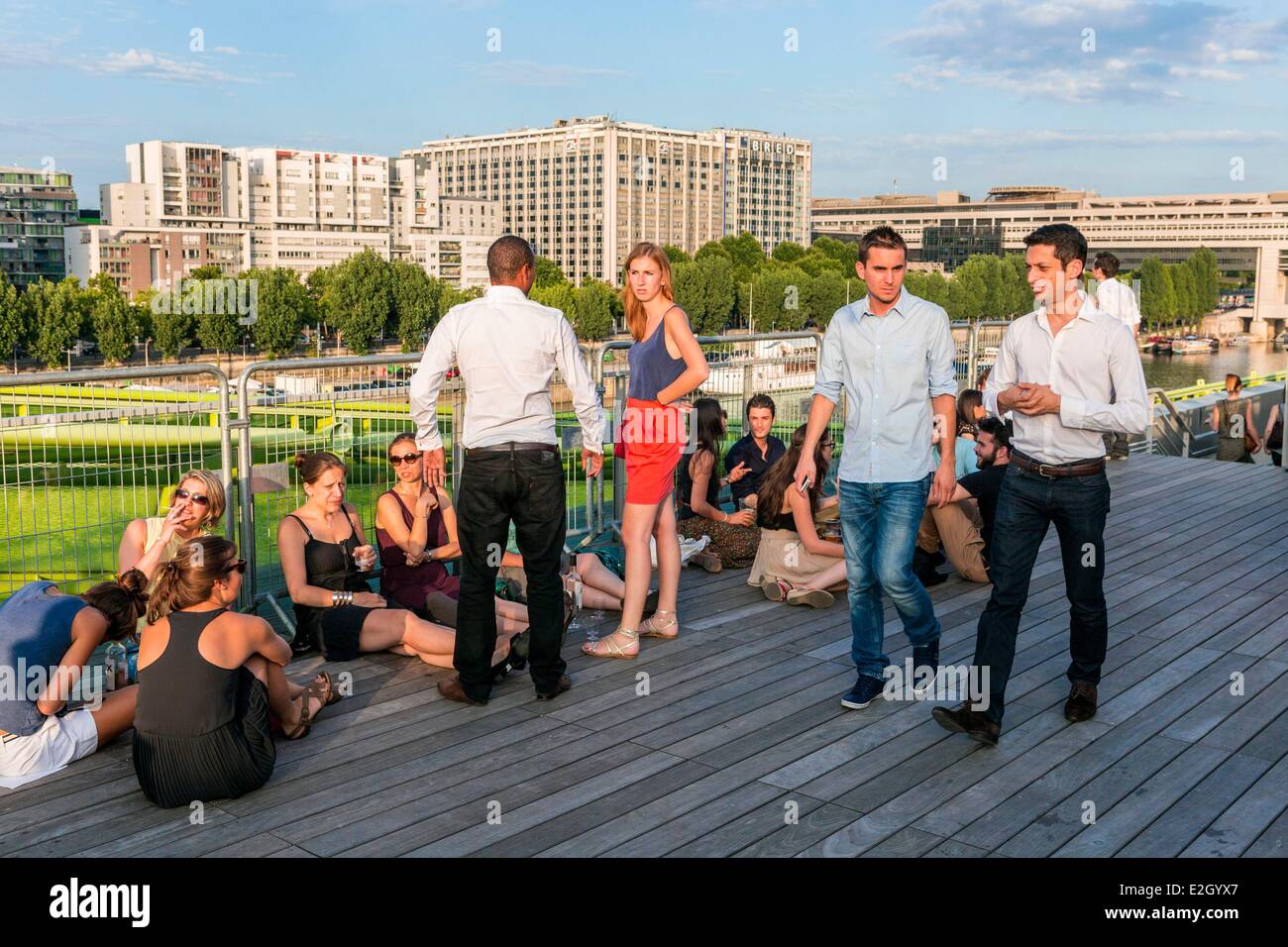 Frankreich Paris Quai d' Austerlitz Cite De La Mode et du Design Industriegebäude der ehemaligen Warenhäuser von Architekten renoviert, Dominique Jacob und Brendan MacFarlane im Sommer Dachterrasse erwacht abends Stockfoto