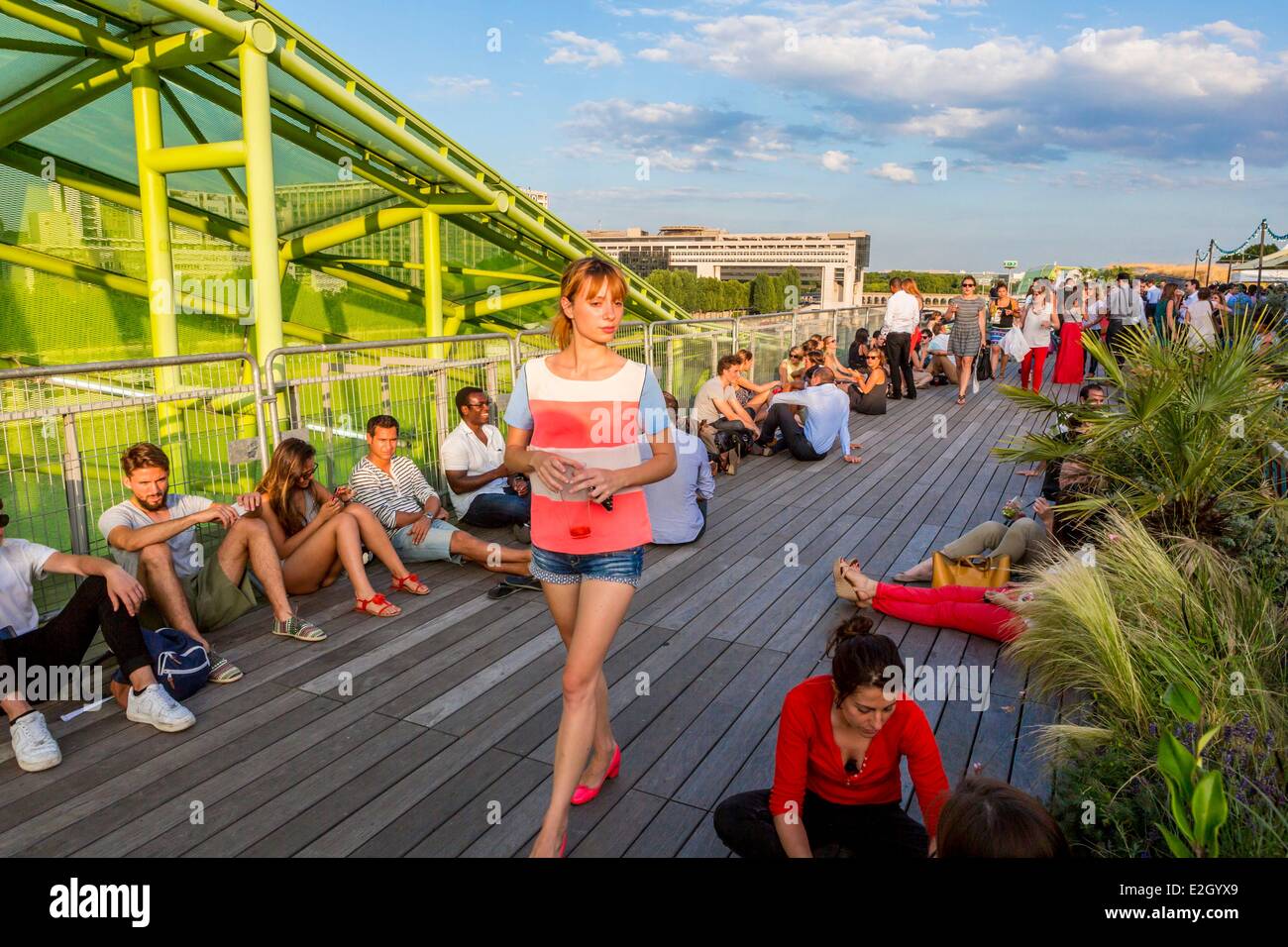 Frankreich Paris Quai d' Austerlitz Cite De La Mode et du Design Industriegebäude der ehemaligen Warenhäuser von Architekten renoviert, Dominique Jacob und Brendan MacFarlane im Sommer Dachterrasse erwacht abends Stockfoto