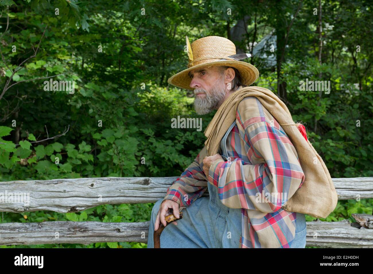 Kanada-Quebec Provinz Centre du Québec Region Drummondville Dorf Quebecois Antan altes Dorf (1810-1930) restauriert mit echten alten Gebäuden Mann mit Hut Stockfoto