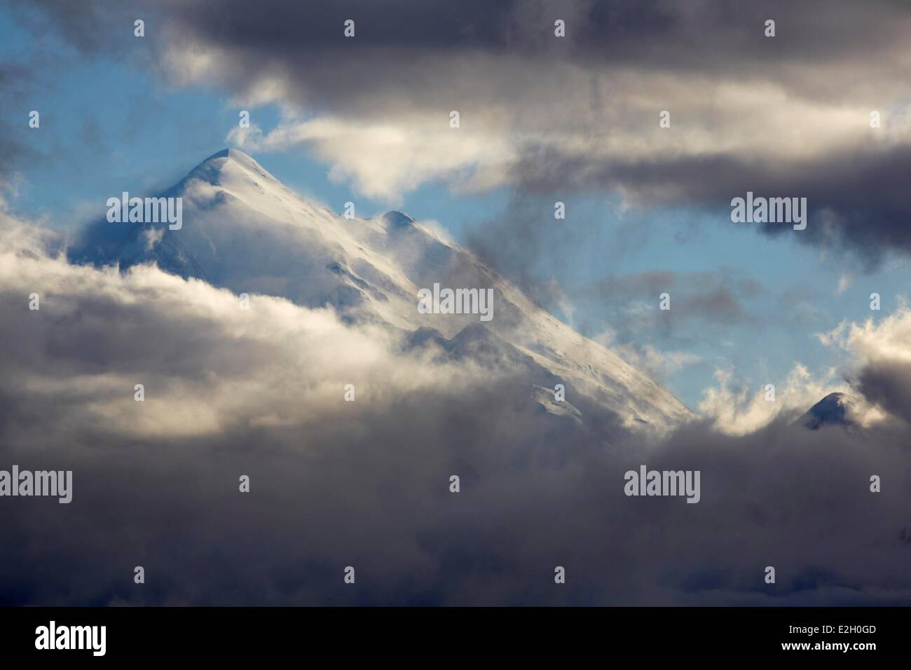 Vereinigte Staaten Alaska Denali Nationalpark Mount McKinley Gipfel im Glacier Creek valley Stockfoto