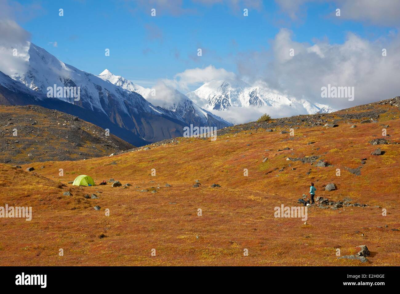 Vereinigte Staaten Alaska Denali Nationalpark Mount McKinley Wandern und camping in Glacier Creek mit Mount McKinley Denali (6168m) auf der Rückseite Boden Stockfoto