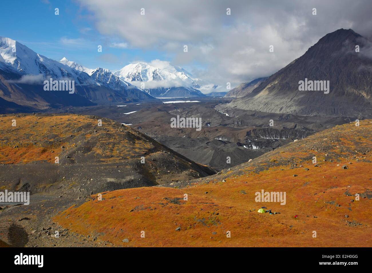 Vereinigte Staaten Alaska Denali Nationalpark Mount McKinley Wandern und camping in Glacier Creek mit Mount McKinley Denali (6168m) auf der Rückseite Boden Stockfoto