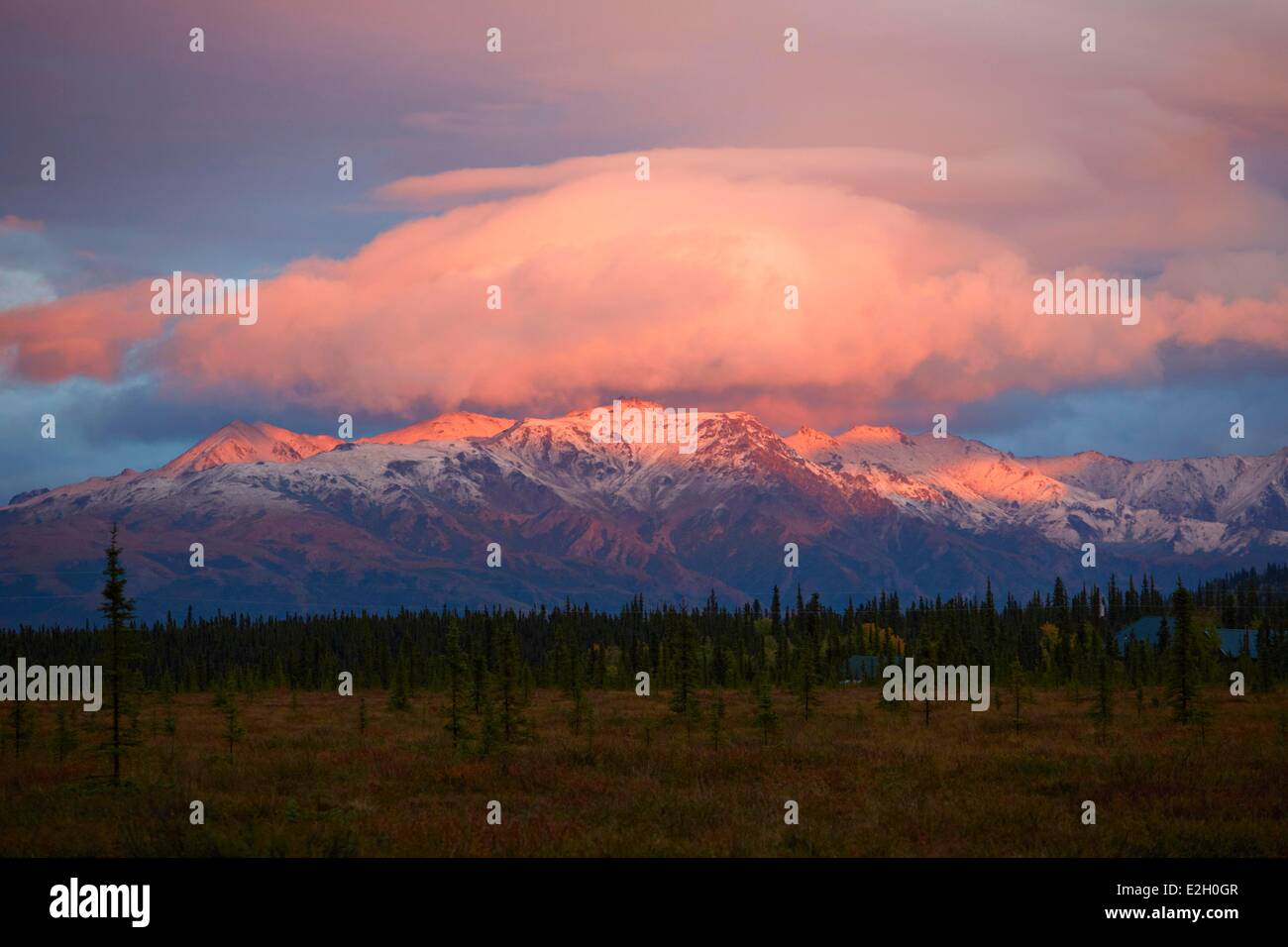 Vereinigte Staaten Alaska Denali National Park Blick auf Berge Eightmile See bei Sonnenaufgang Stockfoto