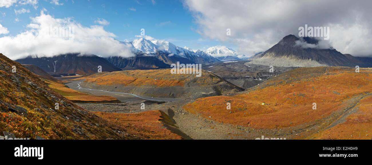 Vereinigte Staaten Alaska Denali Nationalpark Mount McKinley Wandern und camping in Glacier Creek mit Mount McKinley Denali (6168m) auf der Rückseite Boden Stockfoto