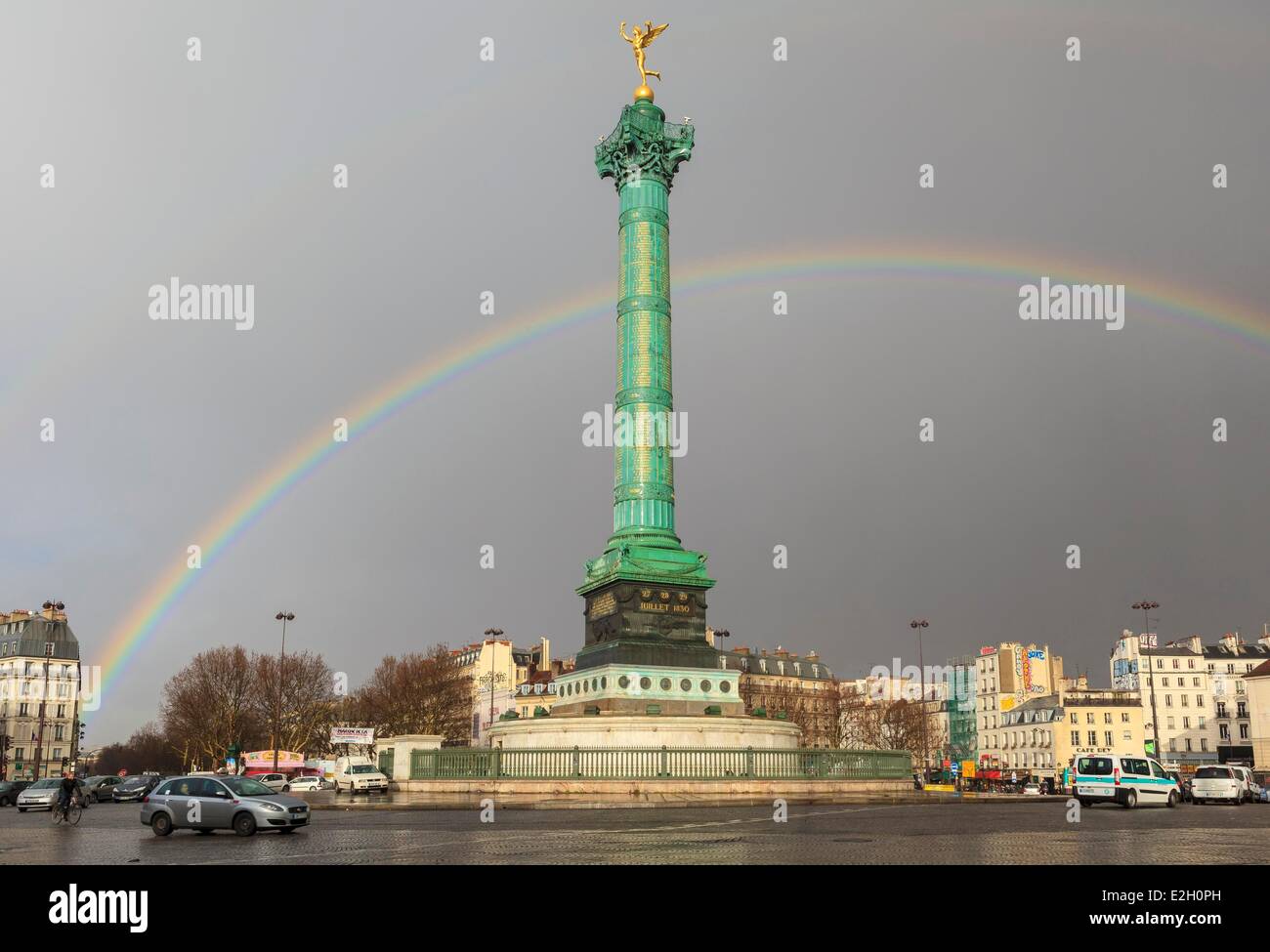 Frankreich Paris Place De La Bastille Juli Spalte (Colonne de Juillet) mit einem Regenbogen Stockfoto