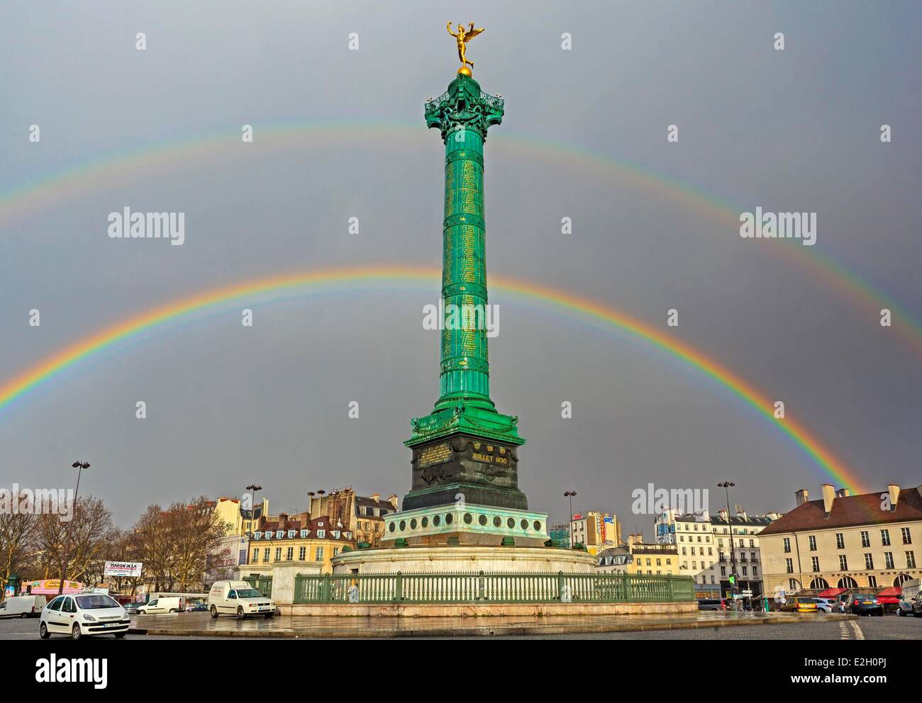 Frankreich Paris Place De La Bastille Juli Spalte (Colonne de Juillet) mit einem Regenbogen Stockfoto