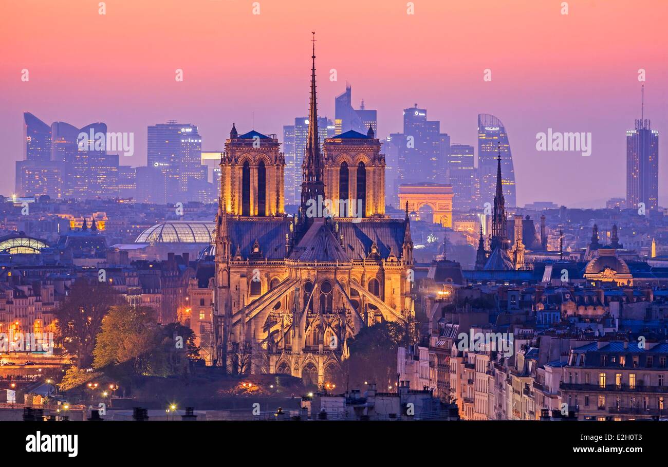Frankreich Paris Notre Dame Kathedrale auf Île De La Cité mit Arc de Triomphe und Wolkenkratzer des Geschäftsviertels La Dedense im Hintergrund, die nachts beleuchtet Stockfoto